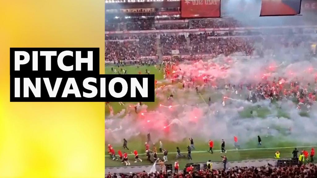 Pitch invasion: Slavia Prague forfeit derby against Sparta